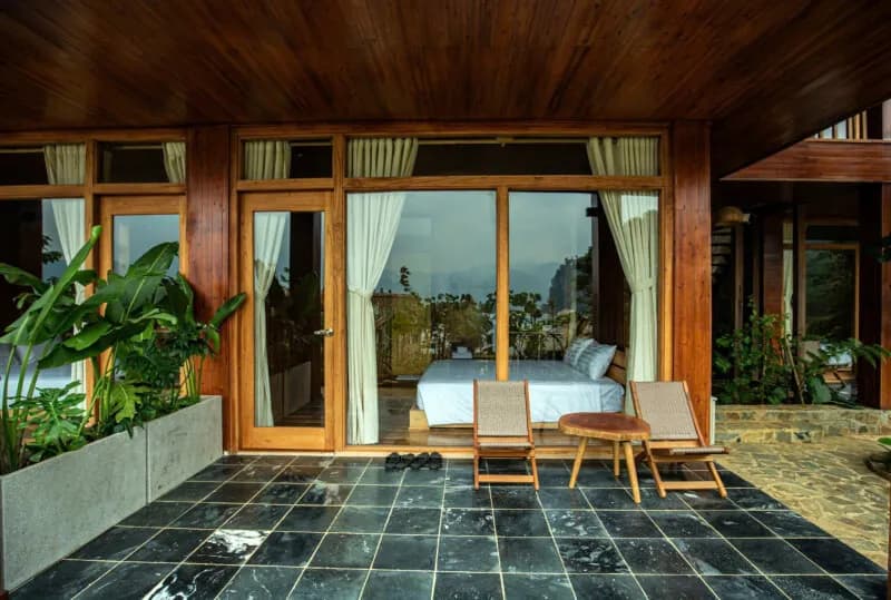 Deluxe Room thumb 5
