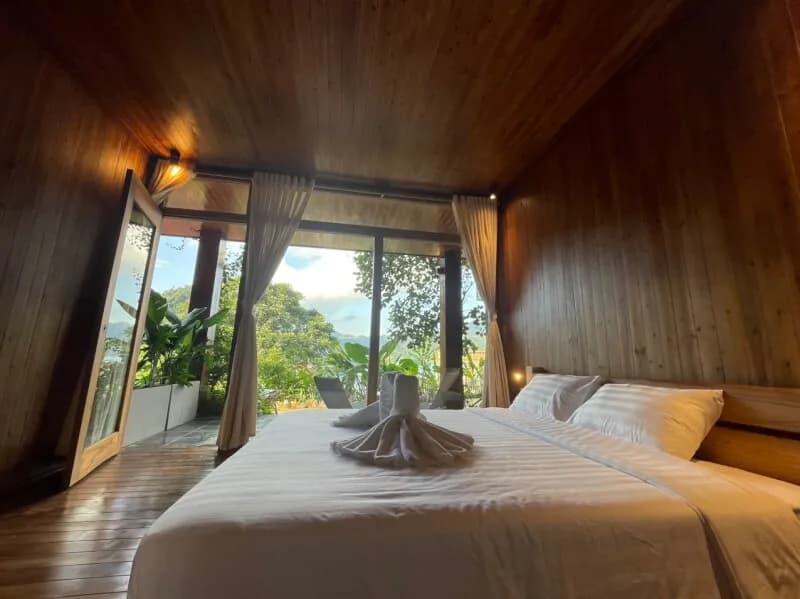 Deluxe Room 2 thumb 1